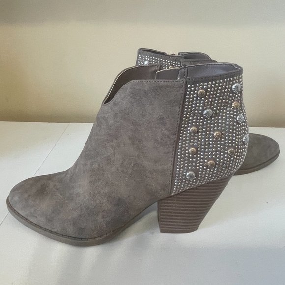 GBG Faux Suede Studded Western Inspired Taupe Fashion Bootie In 7.5 Medium - Picture 3 of 9